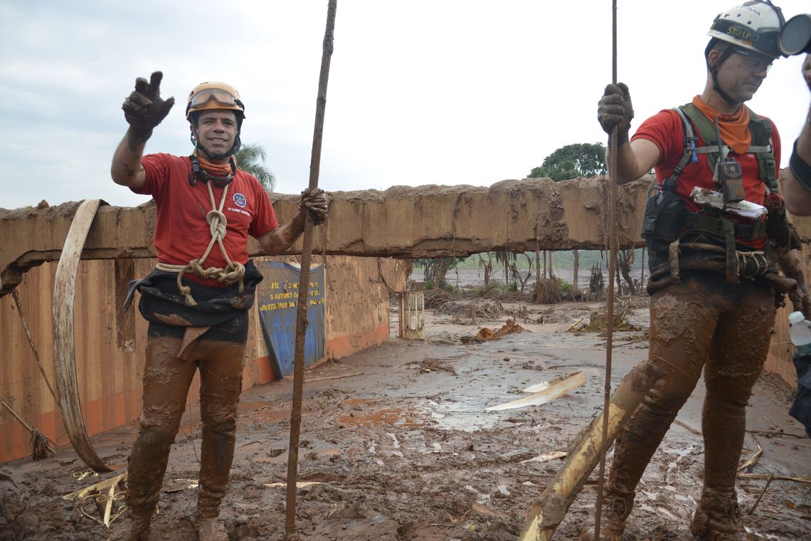 Antonio Cruz/ Agência Brasil Mariana (MG) - Rompimento de duas barragens da mineradora Samarco na última quinta-feira (5). Em meio ao cenário de muita lama, barro e destruição, bombeiros fazem buscas atrás de vítimas (Antonio Cruz/Agência Brasil)