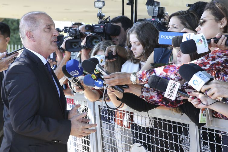 O Ministro-Chefe da Casa Civil da Presidência da República, Onyx Lorenzoni fala com a imprensa após café da manhã no Palácio da Alvorada.