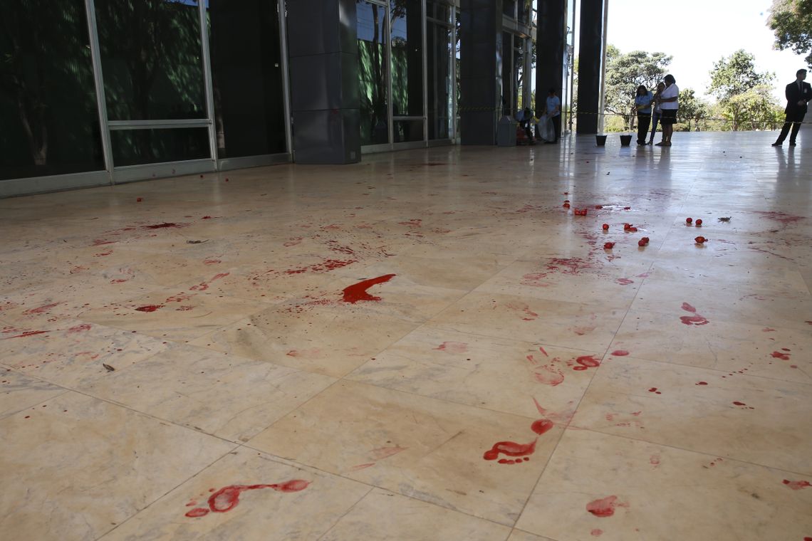 Antonio Cruz/Agência Brasil/Agência Brasil Um grupo de cerca de 20 pessoas, jogaram tinta vermelha no Supremo Tribunal Federal (STF) Entre outras coisas, eles gritavam "Lula livre". A segurança do STF, presente no local, não conseguiu impedir que atirassem a tinta.