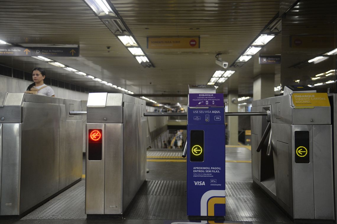 Fernando Frazão/Agência Brasil Metrô Rio lança serviço de pagamento da tarifa por tecnologia de aproximação, com cartões, celulares e outros dispositivos, diretamente nas catracas de embarque das estações.