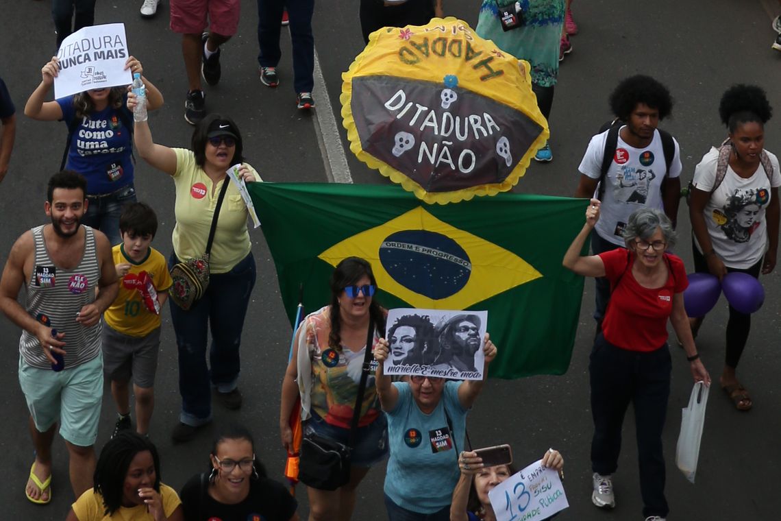 José Cruz/Agência Brasil Manifestantes em passeata contra Bolsonaro e em defesa da democracia, em Brasília