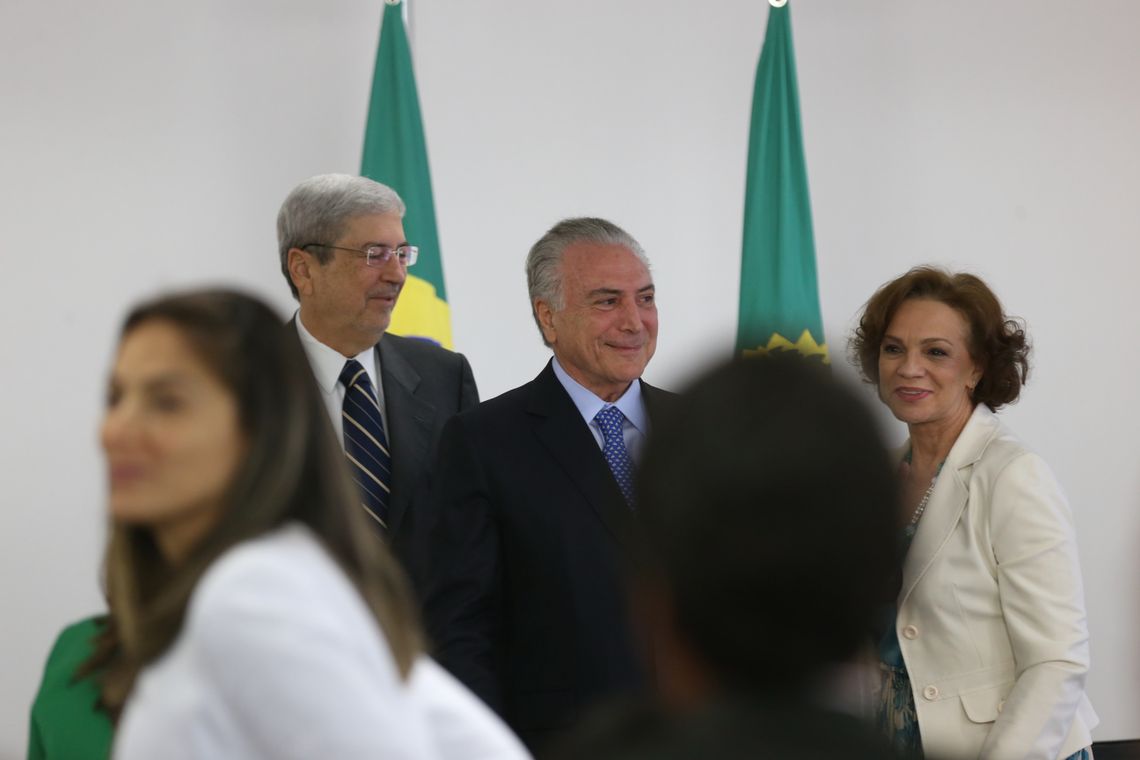 Valter Campanato/Agência Brasil Brasília - O ministro da Secretaria de Governo, Antonio Imbassahy, o presidente Michel Temer e a secretária especial de Políticas para as Mulheres, Fátima Pelaes, na cerimônia de assinatura do decreto de criação da Rede Brasil Mulher