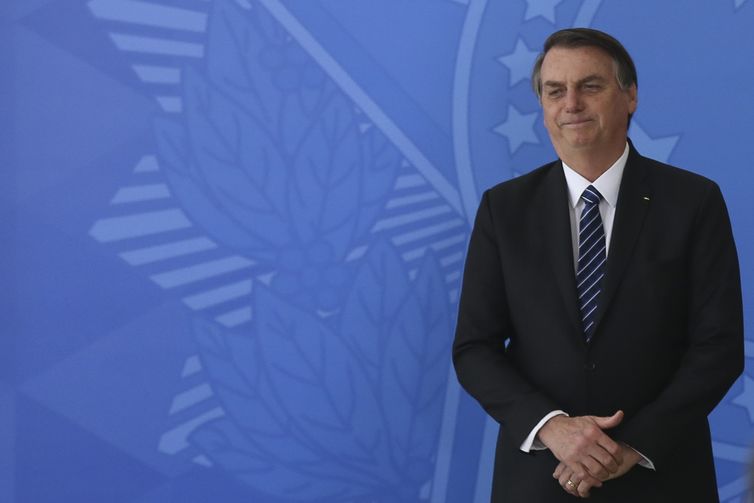 O presidente Jair Bolsonaro, participa da cerimônia de assinatura dos contratos de concessão da 5ª Rodada de Leilões de Aeroportos da Infraero.