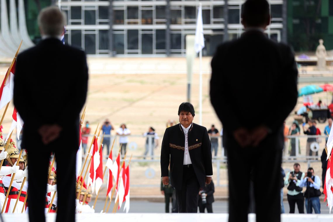 José Cruz/Agência Brasil Brasília - O presidente da Bolívia, Evo Morales, é recebido no Palácio do Planalto pelo presidente Michel Temer (José Cruz/Agência Brasil)