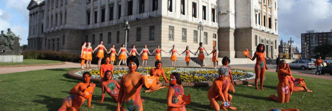 Ativistas de apoio a descriminalização do aborto fazem performance no Uruguai Ativistas de apoio a descriminalização do aborto fazem uma performance com seus corpos pintados na frente do Palácio Legislativo, em Montevidéu, Uruguai