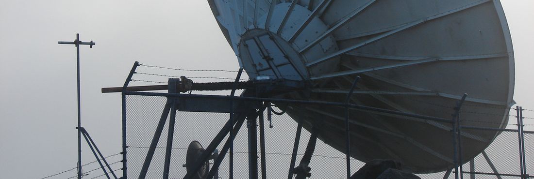 Satélite no topo da montanha Satélite no topo da montanha