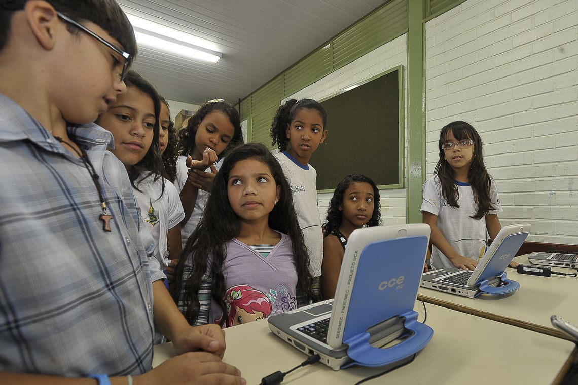 Alunos aguardam com ansiedade o momento de trocar os livros pelo tablet