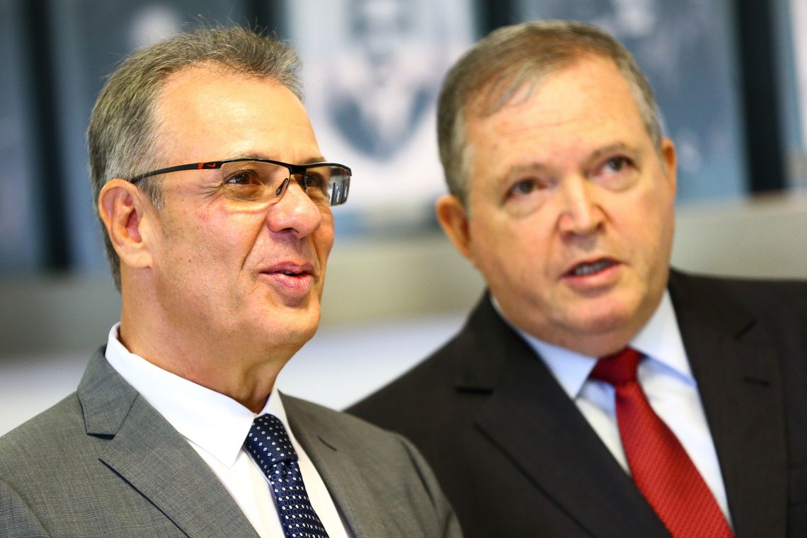 Marcelo Camargo/Agência Brasil O minstro de Minas e Energia, Bento Albuquerque, e o ministro do TCU, Walton Alencar, durante solenidade de aposição da fotografia do ministro Raimundo Carreiro na Galeria dos Presidentes do Tribunal de Contas da União (TCU)