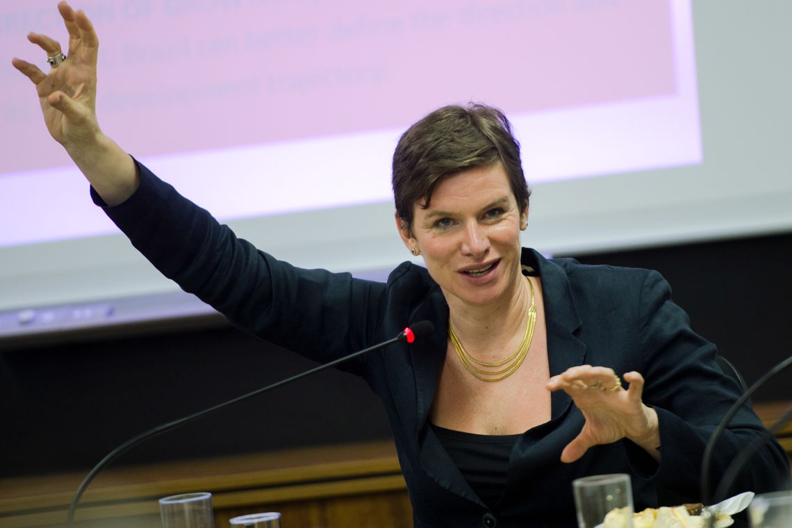 Marcelo Camargo/Agência Brasil Brasília - A economista e PhD americana Mariana Mazzucato apresenta ao ministro da Ciência, Tecnologia e Inovação, Celso Pansera, os resultados do estudo sobre incentivo à inovação - The Brazilian Innovation System: A mission-oriented