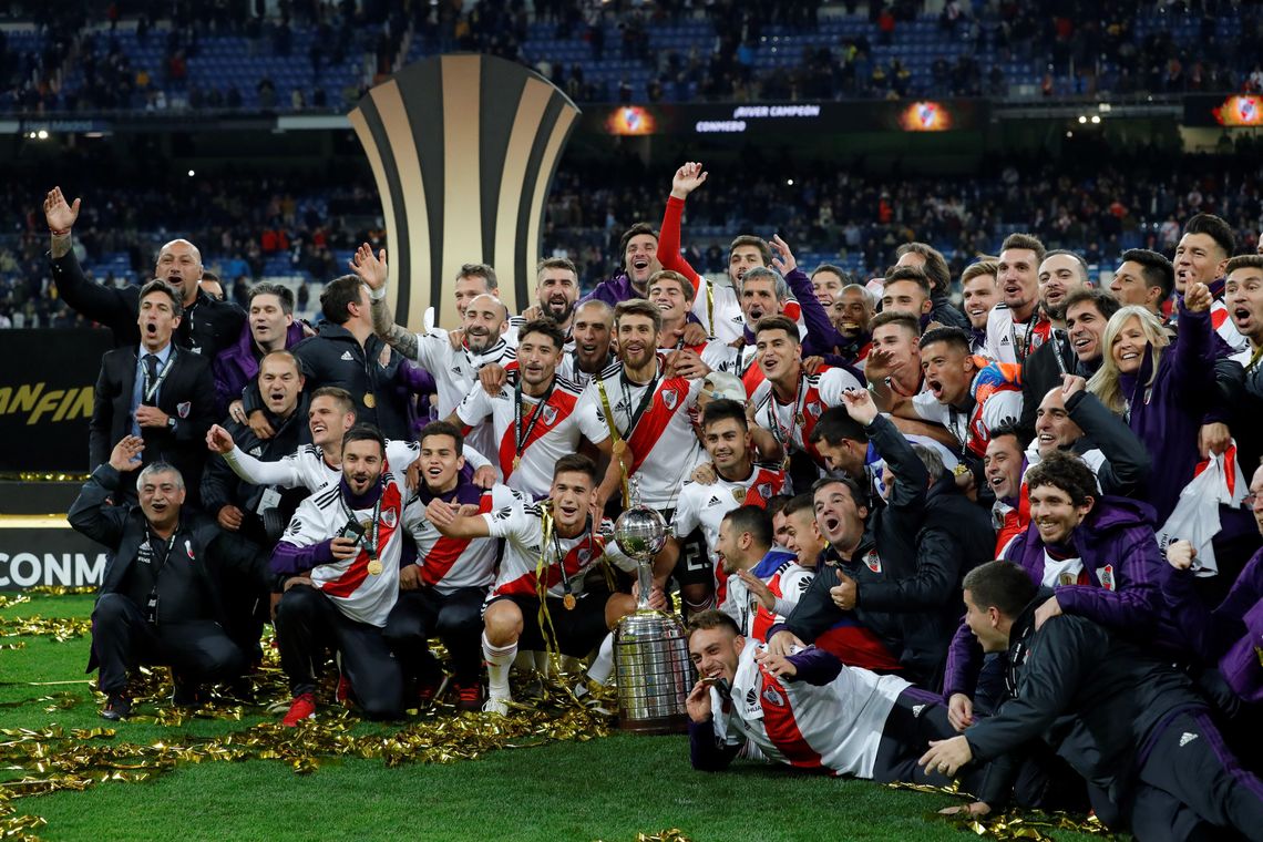 -FOTODELDIA- GRAFCAT1174. MADRID, 09/12/2018.- Los jugadores de River Plate con la copa tras vencer a Boca Juniors en el partido de vuelta de la final de la Copa Libertadores que ambos equipos han jugado esta noche en el estadio Santiago