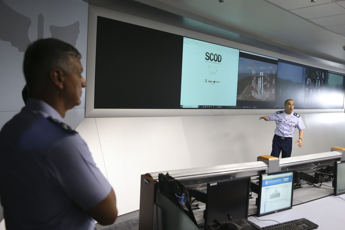 Valter Campanato/Agência Brasil O major-brigadeiro Luiz Fernando de Aguiar, presidente da Comissão de Coordenação de Implantação de Sistemas Espaciais, e o diretor do Centro de Lançamento de Alcântara, Coronel Luciano Valentim Rechiuti durante coletiva de imprensa.