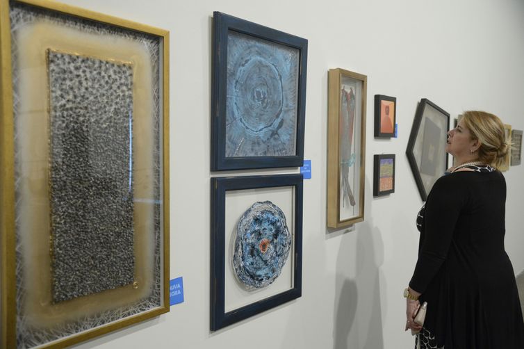 Exposição Histórias Extraordinárias, de Alexander Pinhel, no Centro Cultural Light, centro do Rio. A mostra reúne peças compostas por materiais descartados e resíduos.