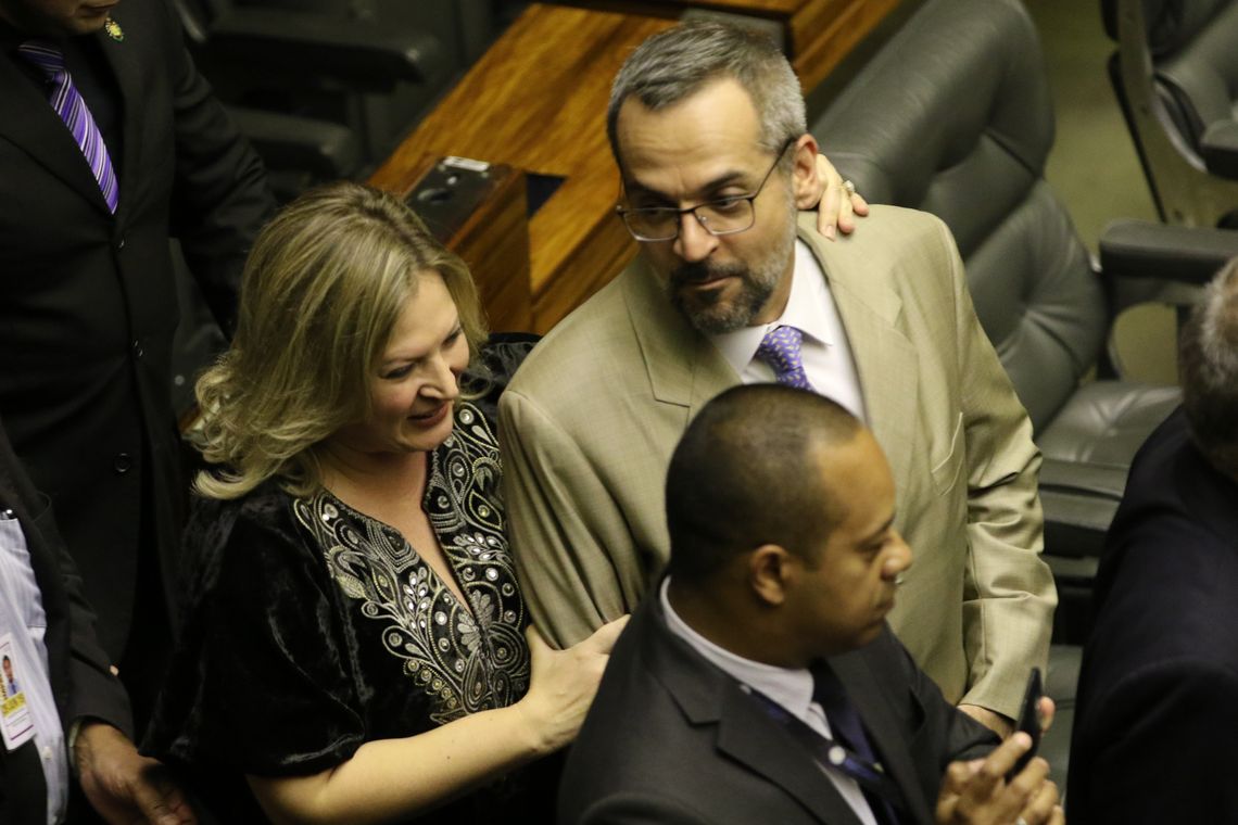 Fabio Rodrigues Pozzebom/Agência Brasil Ministro da Educação, Abraham Weintraub, e a líder do governo no Congresso, deputada Joice Hasselmann, na Câmara dos Deputados. O ministro vai detalhar como será feito o bloqueio de verbas de universidades públicas e institutos federais.