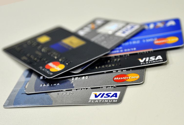 Marcello Casal Jr/Agência Brasi/Agência Brasil Cartões de crédito - Taxa média do rotativo do cartão de crédito subiu 2,6 pontos percentuais e atingiu 274% ao ano
