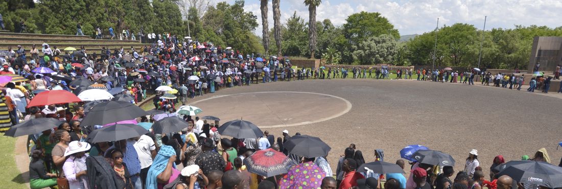 Filas não desanimam africanos na despedida de Mandela Tumulto e longas filas no último dia de funeral do ex-presidente da África do Sul, Nelson Mandela. Segundo estimativa de autoridades locais, mais de 20 mil pessoas são esperadas hoje (13)