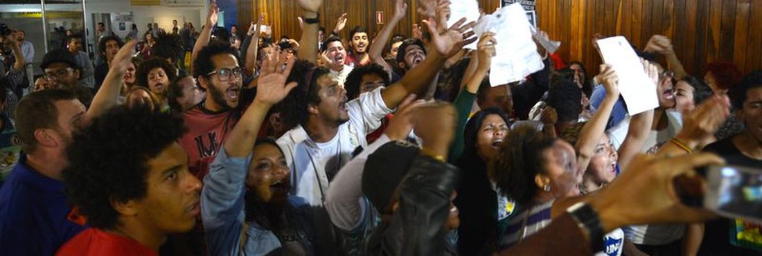 Grupos se manifestam durante votação da PEC da Maioridade Penal Grupos se manifestam durante votação da PEC da Maioridade Penal