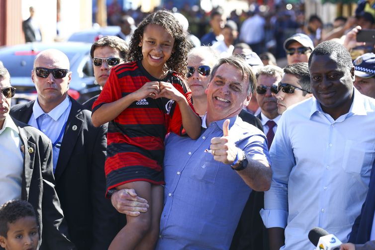 O presidente Jair Bolsonaro visita a casa da família da menina Yasmin Alves Ribeiro, na Estrutural, em Brasília.