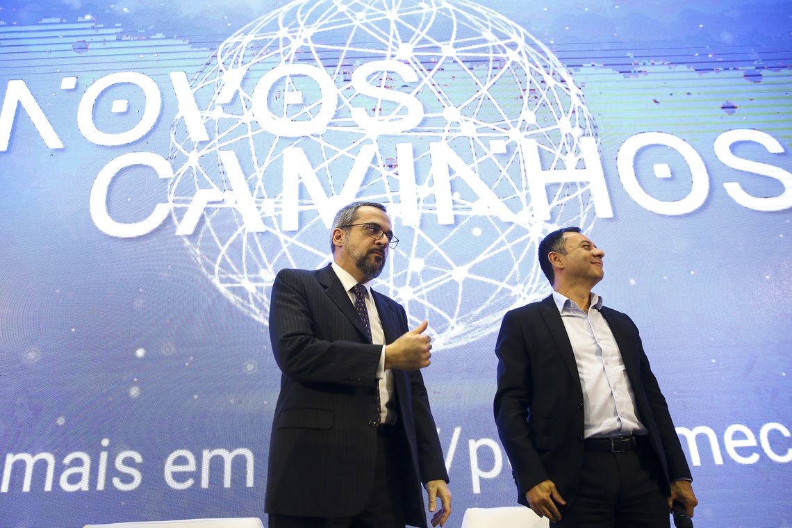 Marcelo Camargo/Agência Brasil O ministro da Educação, Abraham Weintraub, e o secretário de Educação Profissional e Tecnológica, Ariosto Culau, durante lançamento do Programa Novos Caminhos.