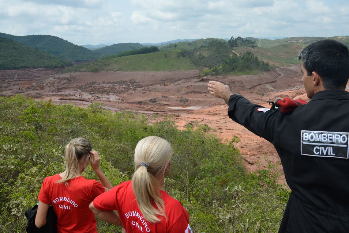 07 13:31:47 Mariana (MG) - Trabalho de buscas do Corpo de Bombeiros no distrito de Bento Rodrigues, zona rural de Mariana, em Minas Gerais (Antonio Cruz/Agência Brasil)