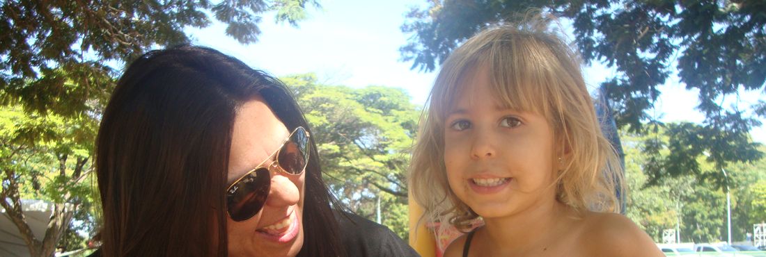 Alessandra Roscoe Alessandra Roscoe com a filha Luiza