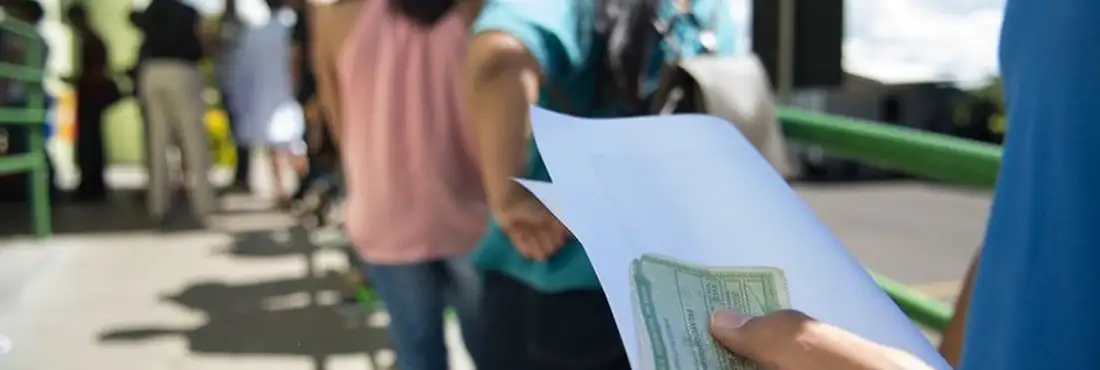 Eleitores deixam para o último dia para tirar título Muitos eleitores deixaram para a última hora a regularização de pendências junto à Justiça Eleitoral. Em Brasília, o dia foi marcado por longas filas, que se formaram desde oito horas da manhã, em diversos cartórios eleitorais.