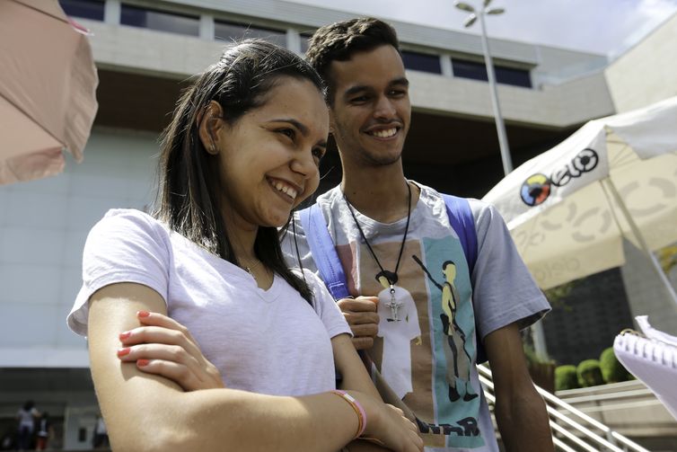 População fala sobre compras de Natal. Na foto, Keyse Lopes e Igor Monteiro