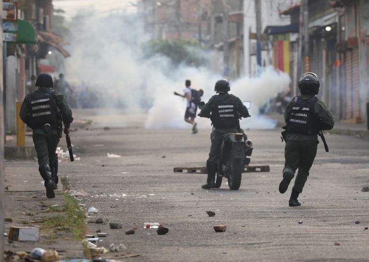 Forças de segurança venezuelanas chocam-se com manifestantes em Urena