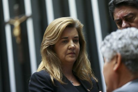Brasília - A vice-presidente da OAB-DF, Daniela Teixeira, é acompanhada até a saída por parlamentares e seguranças após discussão em plenário com o deputado Jair Bolsonaro, durante comissão geral que discutia a violência contra mulheres 