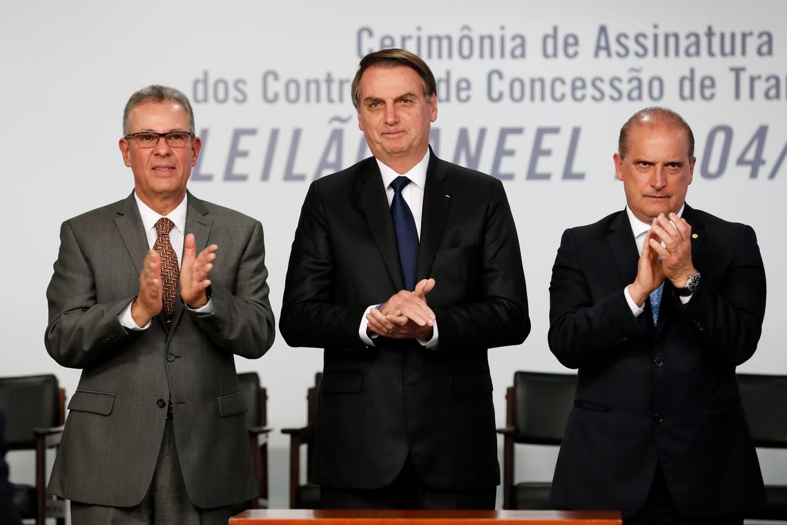 Alan Santos/PR O presidente Jair Bolsonaro e os ministros de Minas e Energia, Bento Albuquerque, e da Casa Civil, Onyx Lorenzoni, participam da assinatura dos contratos de concessão para a construção de novas linhas transmissão de energia elétrica.