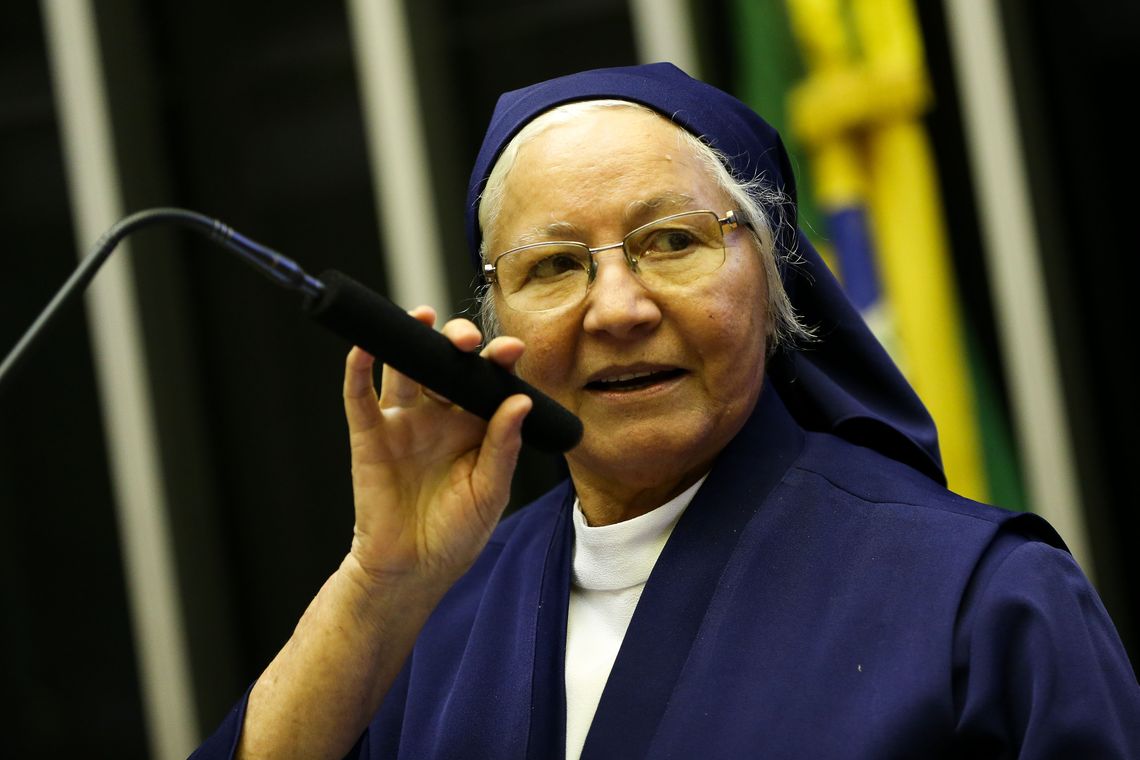 Marcelo Camargo/Agência Brasil A irmã Maria Enide Leite, do instituto Juvino Barreto, recebe o Prêmio Zilda Arns 2018, em reconhecimento às pessoas e instituições que se destacaram por ações em defesa dos direitos das pessoas idosas.