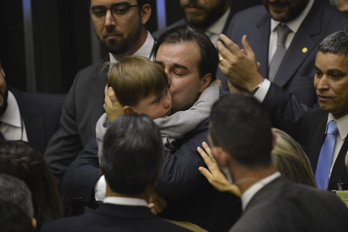 Valter Campanato/Agência Brasil Com 334 votos, o deputado Rodrigo Maia (DEM-RJ) foi reeleito presidente da Câmara dos Deputados em primeiro turno. O resultado foi bastante comemorado no plenário e Maia se emocionou