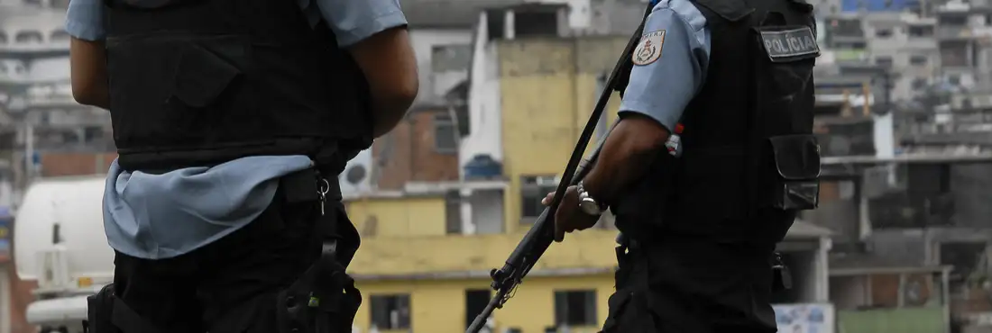 Policiais fiscalizam comunidade no Rio Número de UPPs deve chegar a 40 até o fim de 2014