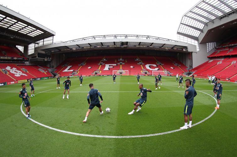 Seleção faz treino antes de amistoso no estádio Anfield Road, em Liverpool