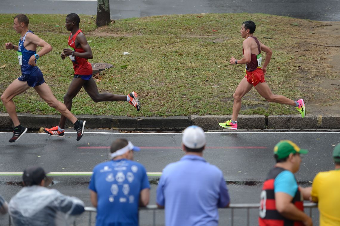 Tânia Rêgo/Agência Brasil Rio de Janeiro - Sob chuva forte atletas da maratona masculina passam pelo aterro do Flamengo (Tânia Rêgo/Agência Brasil)