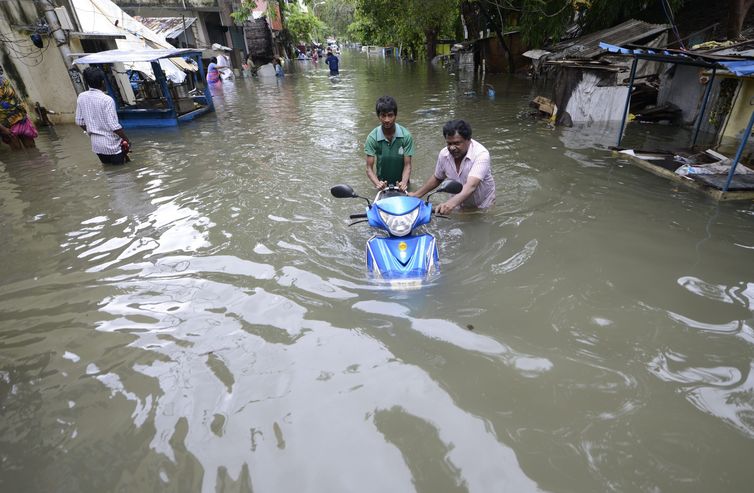 Chuva na Índia deixa milhares de desabrigados