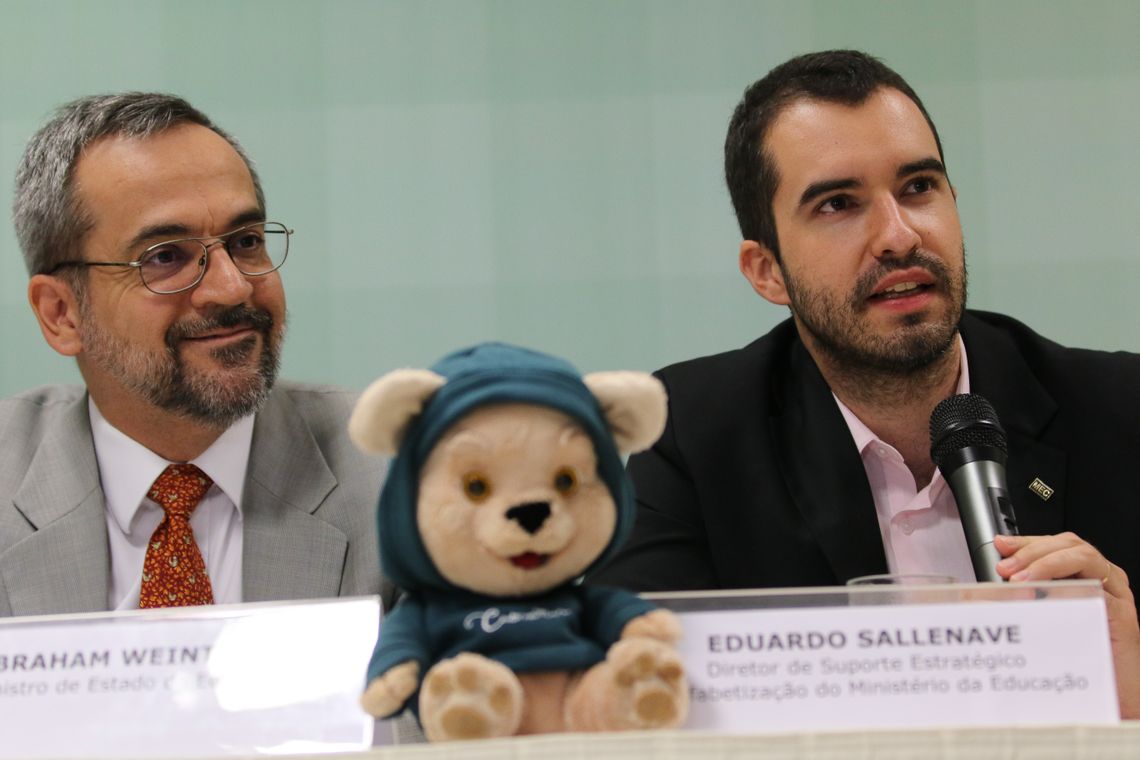 Fabio Rodrigues Pozzebom/Agênci O ministro da educação, Abraham Weintraub, e o diretor de suporte estratégico à Alfabetização do MEC, Eduardo Sallenave, lançam o programa Conta pra Mim