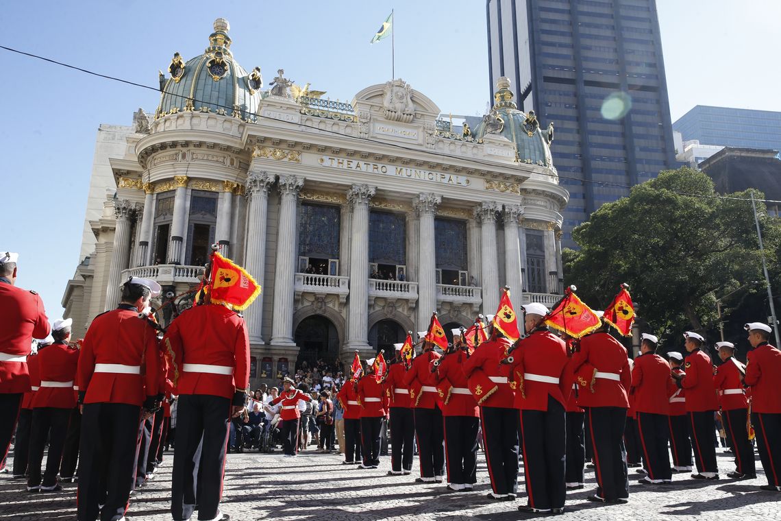 Tânia Rêgo/Agência Brasil Rio de Janeiro - O Theatro Municipal do Rio de Janeiro abre sua programação gratuita em comemoração aos seus 108 anos. A solenidade de abertura teve a participação da Banda dos Fuzileiros Navais (Tânia Rêgo/Agência Brasil)