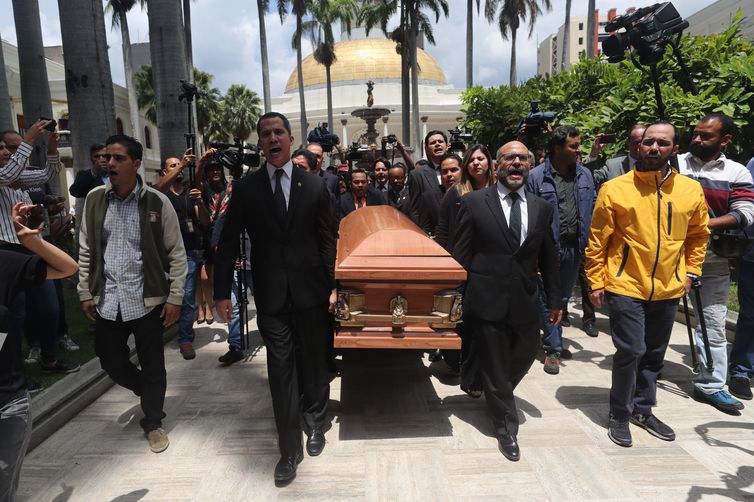 Agência EFE/Miguel Gutierrez/direitos reservados/Agência Brasil Cortejo do corpo do vereador venezuelano Fernando Albán que teria se matado enquanto estava detido no sistema prisional do país