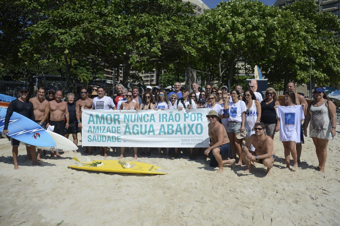 Tomaz Silva/Agência Brasil Rio de Janeiro - Familiares e amigos fazem ato em Copacabana em memória de Eduardo Marinho, morto há um ano na queda da Ciclovia Tim Maia, em São Conrado(Tomaz Silva/Agência Brasil)
