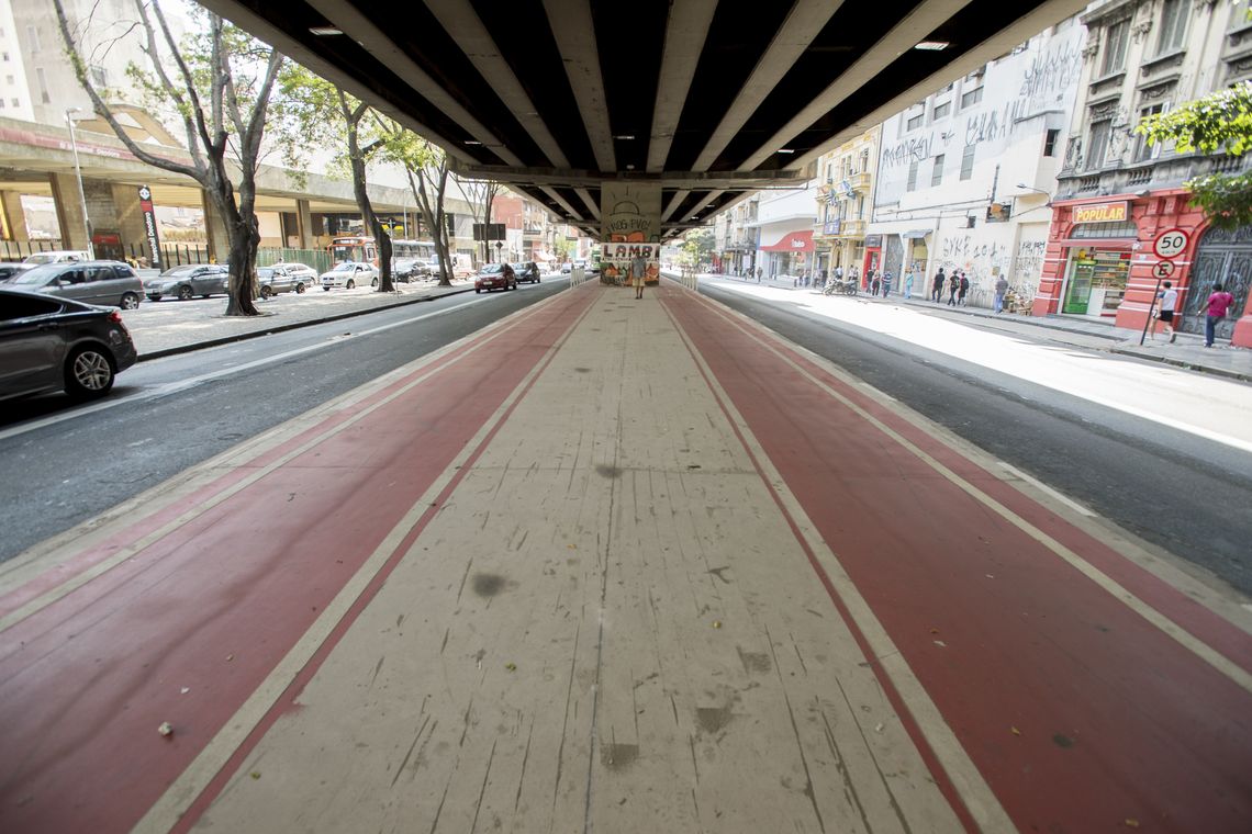 Marcelo Camargo/Agência Brasil Com 2,7 quilômetros de extensão e ligação com 11 outras ciclovias, a ciclovia da Avenida Paulista permite que o ciclista percorra vias exclusivas da Zona Oeste até a Zona Sul da cidade (Marcelo Camargo/Agência Brasil)