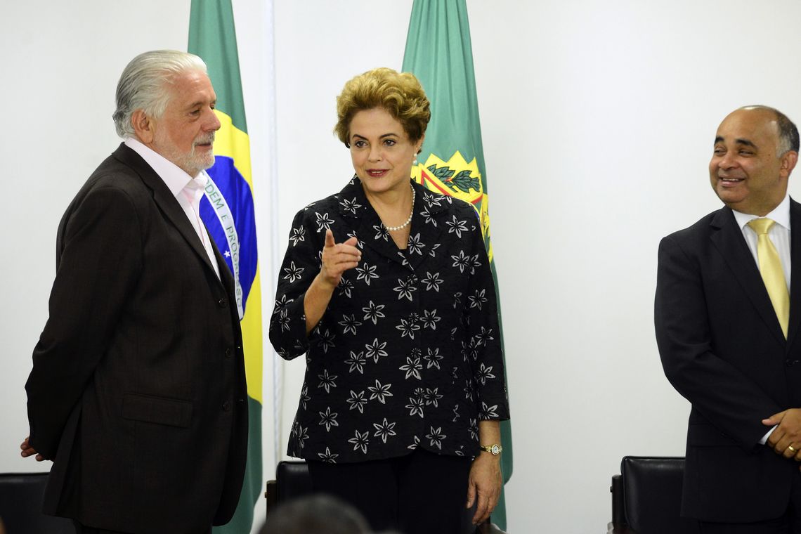 José Cruz/Agência Brasil Brasília - A presidenta Dilma Rousseff participa da solenidade de assinatura de contratos de patrocínio de futebol (José Cruz/Agência Brasil)