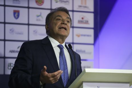 O candidato à Presidência da Republica, Álvaro Dias (Podemos) participa do debate &quot;Futuro do Brasil&quot;, realizado pela Coalizão pela Construção, formada por 26 das mais importantes entidades representativas da indústria da construção.