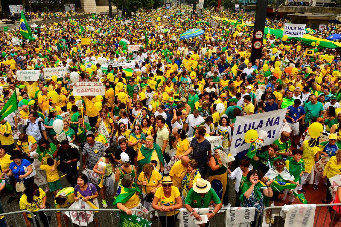 Rovena Rosa/Agência Brasil São Paulo - Manifestação na Avenida Paulista, região central da capital, contra a corrupção e pela saída da presidenta Dilma Rousseff (Rovena Rosa/Agência Brasil)