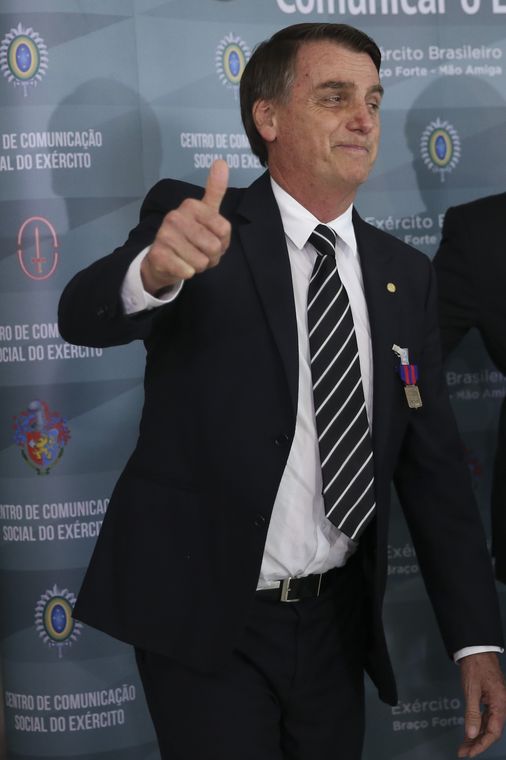 José Cruz/Agência Brasil O presidente eleito Jair Bolsonaro fala à imprensa, após receber uma honraria do Exército, a Medalha do Pacificador com Palma, entregue durante audiência fechada no Quartel-General do Exército, em Brasília.