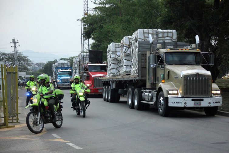Caminhões chegam a um armazém, em Cúcuta, na Colômbia, onde a ajuda humanitária internacional para a Venezuela será armazenada perto da fronteira entre a Colômbia e a Venezuela.