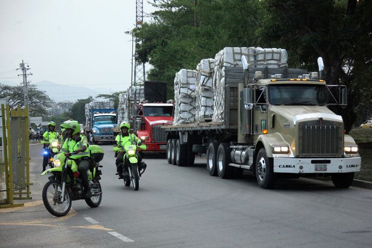 Carlos Eduardo RamirezReuters/Direitos reservados Caminhões chegam a um armazém, em Cúcuta, na Colômbia, onde a ajuda humanitária internacional para a Venezuela será armazenada perto da fronteira entre a Colômbia e a Venezuela.