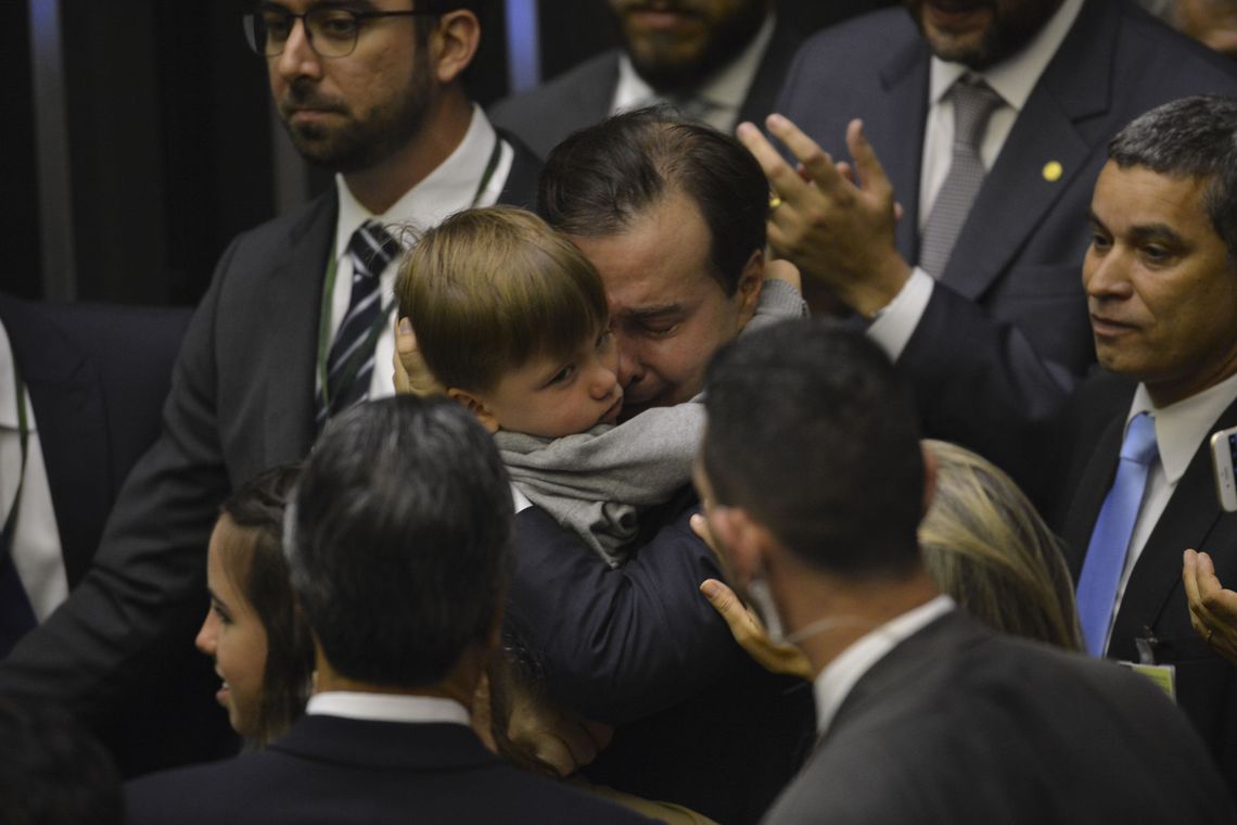 Valter Campanato/Agência Brasil Com 334 votos, o deputado Rodrigo Maia (DEM-RJ) foi reeleito presidente da Câmara dos Deputados em primeiro turno. O resultado foi bastante comemorado no plenário e Maia se emocionou