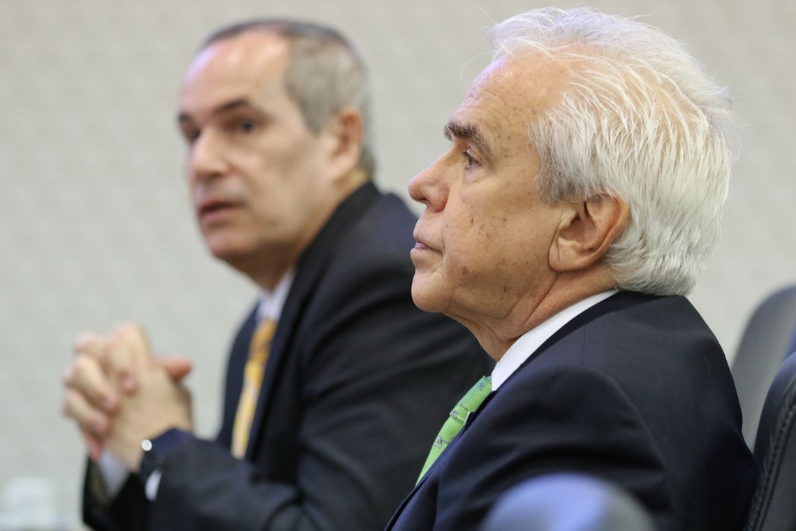 Fabio Rodrigues Pozzebom/Agência Brasil O diretor-geral da ANP, Décio Oddone, e o presidente da Petrobras, Roberto Castello Branco, durante assinatura no Cade de Termo de Cessação de Conduta (TCC) relacionado às atividades de refino da Petrobras.