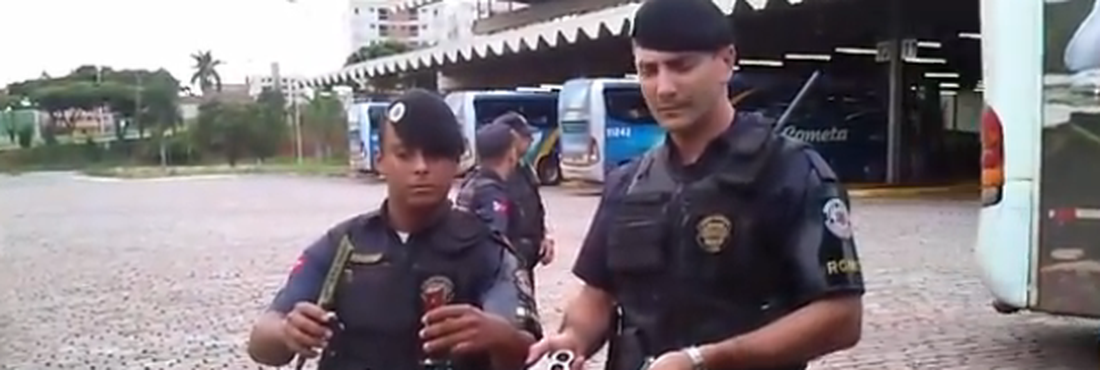 Armas do skinhead Donato di Mauro A Guarda Municipal da Americana (SP) divulgou um vídeo onde mostra as armas encontradas na mochila de Antônio Peret.