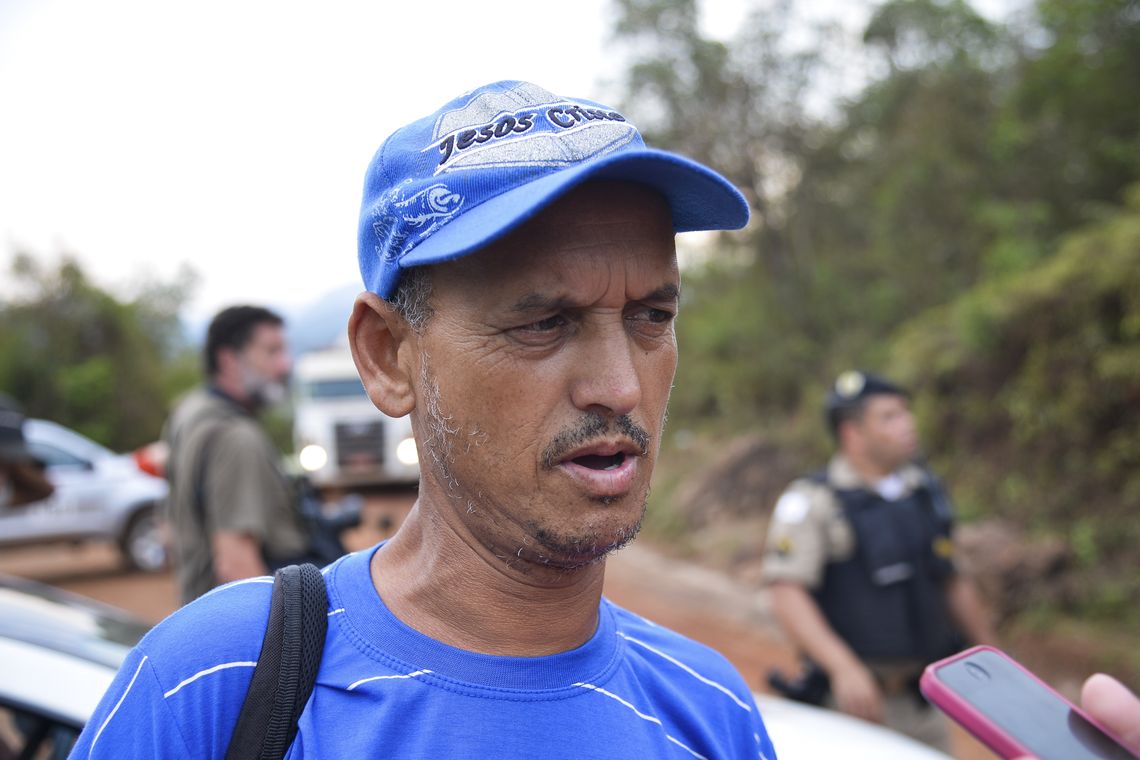 Antonio Cruz/ Agência Brasil Mariana (MG) - Gilson Santana Coelho, 42 anos, tem uma casa que permaneceu de pé após a tragédia. Ele conseguiu voltar ao local para buscar remédios, documentos e algumas peças de roupa (Antonio Cruz/Agência Brasil)